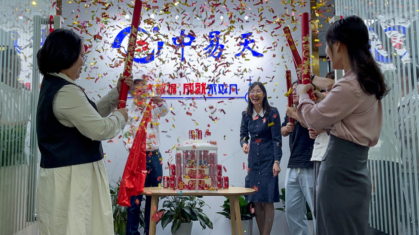 领导揭牌（改）.jpg
